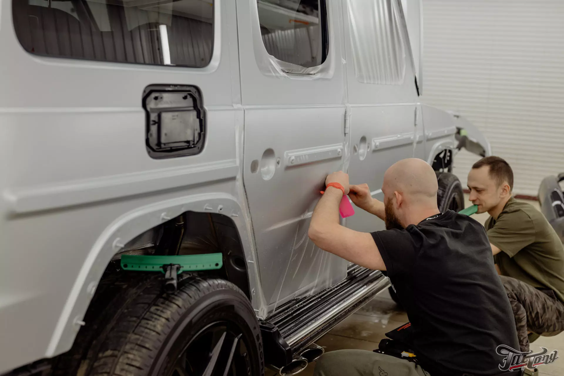 Mercedes G-class. Оклейка в матовый полиуретан. Защита оптики глянцевым полиуретаном. Шумоизоляция дверей. Установка доводчиков дверей
